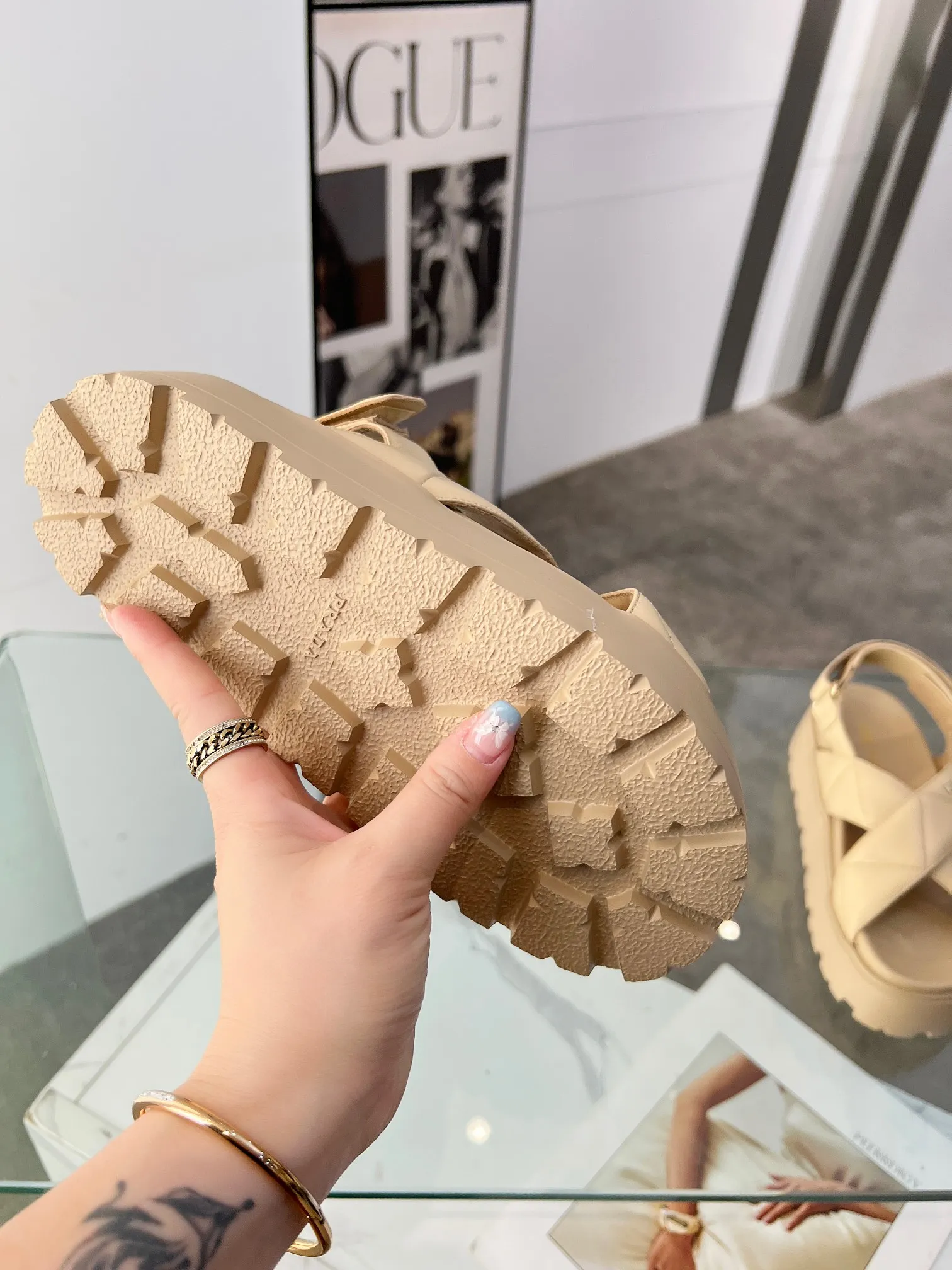 👟👟Ex-factory price 460👟👟 PRADA 2025 vs spring and summer popular sandals series... [Thick-soled double-button sandals] Original 1:1 customization, this year's most fashionable and popular retro British style, simple and elegant, all styles are good-looking, platform thick soles make you slimmer and taller, very comfortable, fashionable and versatile... Many Internet celebrities are on their feet. These platform round-toe thick-soled shoes are very popular this year. They can be worn (increased) for both leisure and leisure. ❶Material: Customized imported calf leather ❷Inner: Customized imported sheepskin ❸Outsole: Original molded ultra-light outsole ❹Sole thickness: 5.5cm ❺Number of yards: 35-40 ❻Packaging: Original full set of packaging ☀Color: Official website updated simultaneously